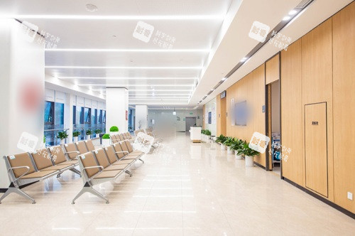 深圳深东爱尔眼科医院候诊区