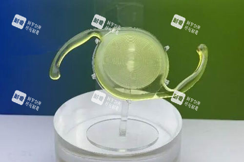 白内障手术晶体特写