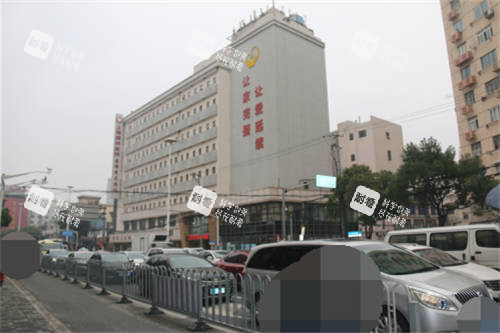 上海健桥医院的外景logo