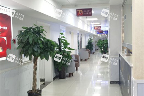 成都军建整形内部过道休息区环境