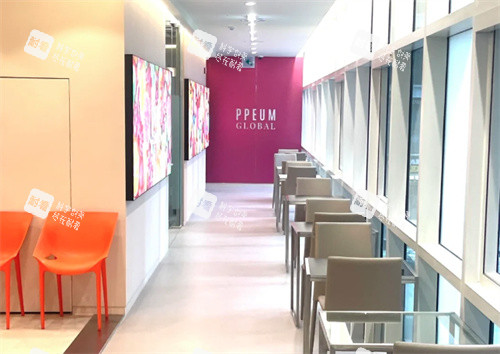 韩国ppeum皮肤科江南店等待区环境