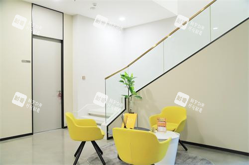 成都怡脂整形医院一楼休息区