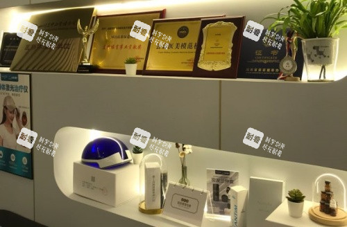 成都丝恒植发荣誉墙示意图