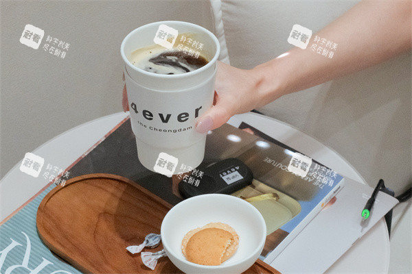 韩国4ever皮肤科休息区小桌子
