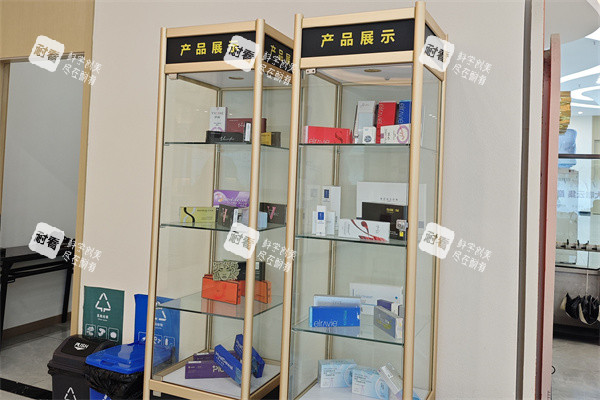 宜宾华尔丽格整形医院产品展示柜.jpg