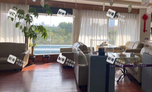 连云港华美整形大厅休息区.jpg