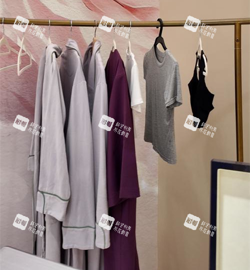 长沙祺美胸整形一楼衣服展示.JPG