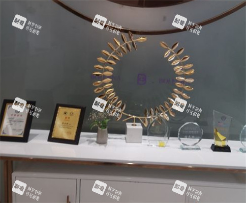 济南宝琳娜整形奖杯展示区环境图.jpg