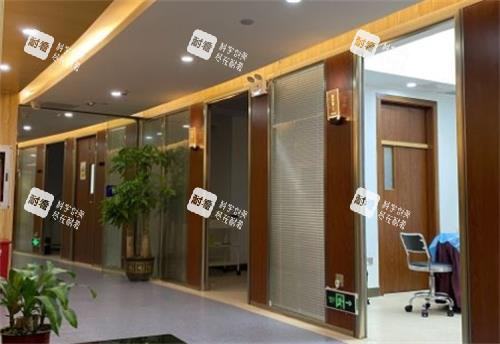 深圳富华整形医院过道.png