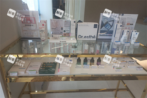 韩国釜山cc整形外科皮肤科护肤品展示柜.jpg