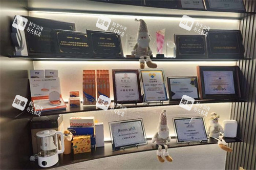 上海瑞欧口腔荣誉展示墙.jpg 上海瑞欧口腔荣誉展示墙.jpg