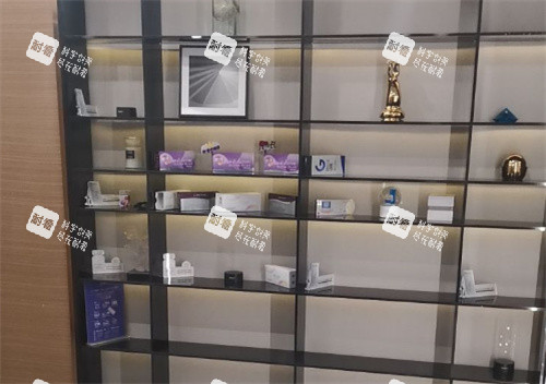 遵义韩美美容医院展示柜.jpg