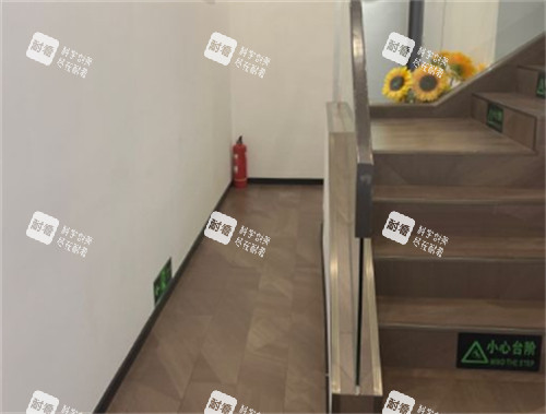 赤峰锦然医疗美容楼梯环境图.jpg 赤峰锦然医疗美容楼梯环境图.jpg