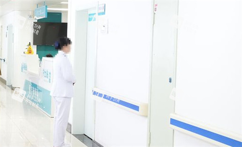 武汉紫荆医院医疗美容科走廊.jpg 武汉紫荆医院医疗美容科走廊.jpg