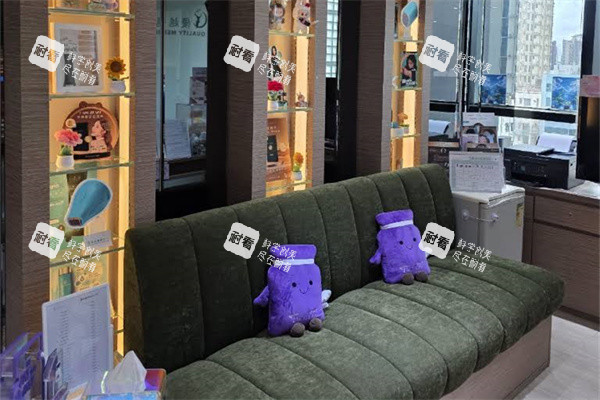 香港优越Quality Medicl医疗中心休息区沙发.jpg