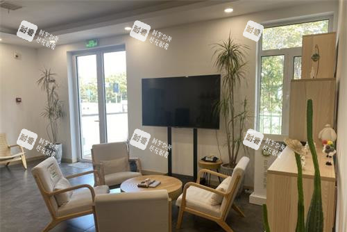 青岛波罗蜜医疗美容门诊部休息区.jpg