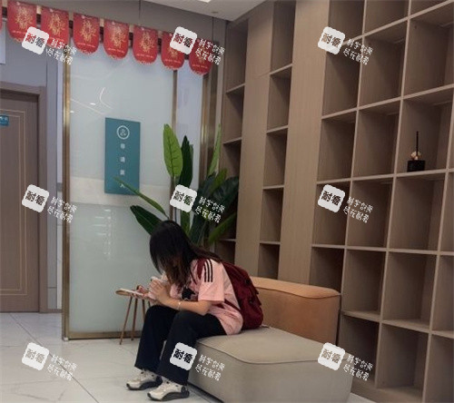 武汉白年医疗美容储物架.jpg