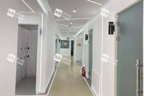 山东威海正源口腔门诊部走廊.jpg 山东威海正源口腔门诊部走廊.jpg